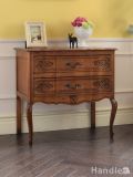 フランスのアンティーク家具、猫脚の美しいリビングチェスト 