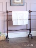 イギリスから届いたアンティークのスタンド家具、上品な雰囲気漂う実用的なタオルハンガー