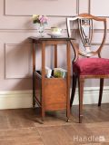 サイドテーブルとして使えるキャスター付きの家具、パーケットリーが美しいアンティークマガジンラック