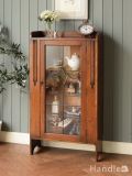 アールデコスタイルのおしゃれなアンティーク飾り棚、ステンドグラス扉がカッコいいショーケース