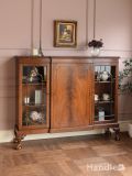 マホガニー材の木目が美しいアンティークのキャビネット、クロウ＆ボール脚のおしゃれなショーケース