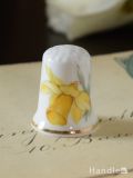 イギリスのアンティーク指貫、水仙が描かれたシンブル（GOLDEN DAFFODILS）