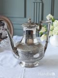 イギリスのシルバープレートの食器、アンティークの脚付きのティーポット