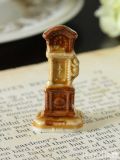 イギリスのビンテージ陶器、WADE社のWhimsiesのフィギア（マザーグース）「Hickery Dickery Dock」
