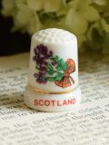 イギリスのアンティーク雑貨、ラベンダーのブーケの陶器製のシンブル（SCOTLAND）