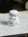 イギリスのアンティーク雑貨、お花の陶器製のシンブル（Kettering）