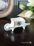 コールポート（Coalport）のオブジェ、アンティーク陶磁器の手押し車