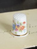 優しいタッチで描かれたお花のブーケが可愛い、イギリスから届いた陶器製のアンティークシンブル