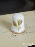 イギリスのアンティーク指貫、ピンク色のバラの花のつぼみが描かれたシンブル