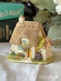 Lilliput Lane（リリパットレーン）のミニチュアハウス、子どもが凧で遊ぶ可愛い家