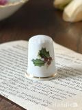 クリスマス仕様のおしゃれな指貫、ヒイラギが描かれたアンティークの可愛いクリスマスシンブル
