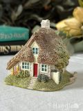 真っ赤な玄関ドアが可愛いミニチュアハウス、イギリスから届いたリリパットレーン（Lilliput Lane）