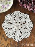 薔薇の花が美しいハンドメイドのドイリー、アンティークのクロッシェレース