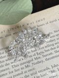 イギリスのビンテージアクセサリー、きらきら輝くお花のモチーフのブローチ