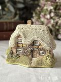 レンガ造りと茅葺屋根が可愛いミニチュアハウス、イギリスから届いたリリパットレーン（Lilliput Lane）