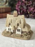 茅葺屋根と漆喰の壁がが可愛いミニチュアハウス、英国アンティークのLilliput Lane（リリパットレーン）