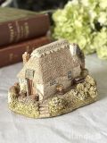 茅葺屋根が可愛いミニチュアホテル、英国アンティークのLilliput Lane（リリパットレーン）
