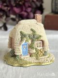 Handleブルー色のドアが可愛い、Lilliput Lane（リリパットレーン）のお家