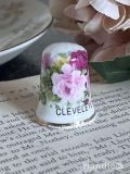 イギリスのアンティーク雑貨、優雅な薔薇の陶器製のシンブル（CLEVELEYS）
