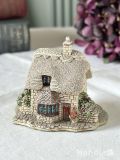 クリスマス限定仕様の可愛いLilliput Lane（リリパットレーン）、玄関ドアに赤いリボンがついたミニチュアハウス