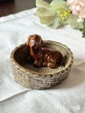 イギリスから届いたビンテージの陶磁器、WADE社のかごに入った犬のフィギュリン