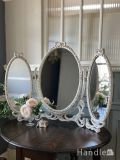 ロココスタイルのフランスから届いた白い三面鏡、アンティークのスタンドミラー