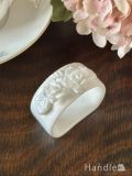 真っ白なバラの陶花が浮かび上がる、英国アンティークのナプキンリング
