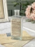 イギリスから届いたアンティークボトル、可愛いラベル付きの小瓶（Hydrogen Peroxide）