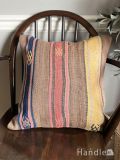 ストライプ模様のオールドキリム、プトラック（Pitrak）のおしゃれなクッション 