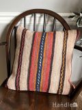 あたたかみがある色使いのオールドキリム、ストライプ模様のクッションカバー
