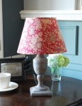 お花模様が可愛いマルゴシリーズ、コントワール・ド・ファミーユのテーブルランプ