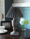 アコーディオンプリーツ×ドット模様が可愛い、コントワール・ド・ファミーユのテーブルランプ