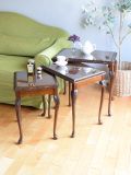 細くて長い脚が魅力的なアンティークテーブル、英国から届いたガラス天板のネストテーブル