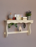 アンティークの小さな家具、アイボリー色のウォールシェルフ