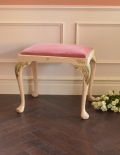 ピンクの張り地が可愛らしい、ホワイトペイントのアンティークスツール