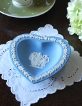 アンティークのジャスパーウェア、ウェッジウッドのハート型トレイ（ブルー）