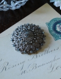 イギリスで見つけたアンティークアクセサリー、大輪の花モチーフのブローチ