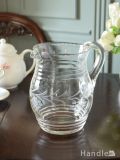 アンティークガラスのピッチャー、ブドウの模様が型押しされたウォータージャグ