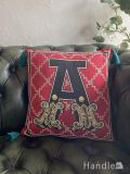 英国アンティーク家具に似合うジャガードクッション、「A」の文字が入ったタッセル付きクッション