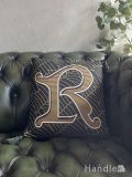 英国アンティーク家具に似合うジャガードクッション、「R」の文字が入ったタッセル付きクッション