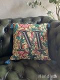 英国アンティーク家具に似合うジャガードクッション、「M」の文字が入ったタッセル付きクッション