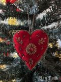 クリスマスツリーを華やかに彩ってくれる、真っ赤なハート形のおしゃれなオーナメント