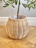 丸い形が可愛いフェイクラタンの鉢カバー、ナチュラル色のおしゃれなプランターバスケット