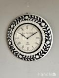 白黒のコントラストがおしゃれな時計、バッファローボーンのアンティーク調ウォールクロック