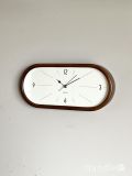 オーバル型の木枠がおしゃれな時計、ビンテージ感あふれるウォールクロック