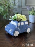 青いビートルが可愛いプランター、レトロな雰囲気漂うフラワーポット