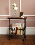 シンプルインテリアに･･･小さなヴィンテージ家具、アイアンのマガジンラック