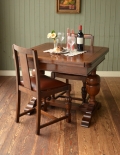 英国らしいアンティーク家具、木製の伸張式のダイニングテーブル