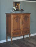 南仏から届いた素敵なアンティーク家具、彫りが美しいキャビネット