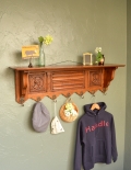 壁に付けて使うアンティーク家具、フック付きのウォールシェルフ